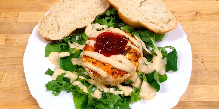 Těšit se můžete také na kachní prsa nebo rovnou menu o 2–3 chodech, které zahrnuje grilovaný camembert a případně i štrúdl.