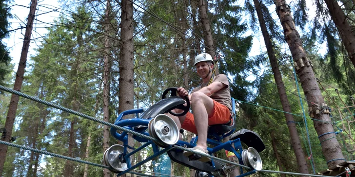 V blízkosti hotelu se nachází lanový park.