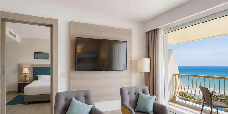 Ubytujete se v pokojích s klimatizací, Wi‑Fi, balkonem, TV, miniledničkou i vlastní koupelnou s fénem. 