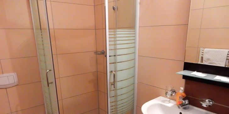Pokoje jsou vybavené vlastní koupelnou.