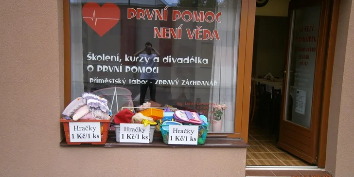 Navíc vám realisticky namaskují úrazy, které následně s pomocí lektorky ošetříte – tržnou ránu s žilním krvácením, řeznou ránu, odřeninu, popáleninu i otevřenou zlomeninu.