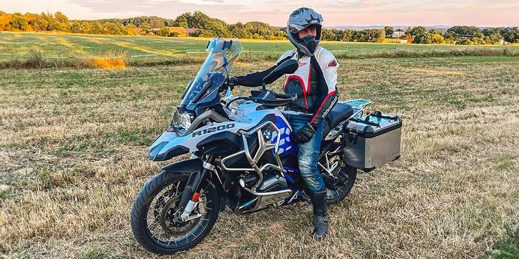 V ceně je samozřejmě veškerá povinná výbava, zámek na motocykl, držák telefonu s USB adaptérem i povinné a havarijní pojištění (s 10% spoluúčastí a min. 10 000 Kč).