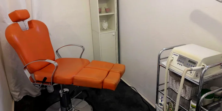 Suchou pedikúru musíte ve studiu Jany Šumšalové vyzkoušet samy, abyste poznali, jak je to příjemné a pro vaše nohy prospěšné ošetření. 