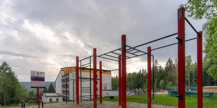Do těla si můžete dát na venkovním workoutovém hřišti.