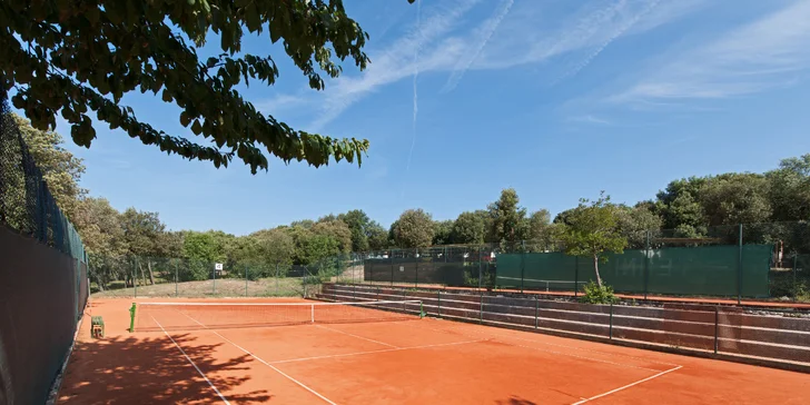 V rezorte si môžete zahrať tenis, stolný tenis alebo si napríklad požičať bicykle a vyraziť na výlet.