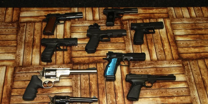 Vyzkoušet můžete Glock 17, Browning BM, ale i slavný samopal AK47 nebo Winchesterovku. 