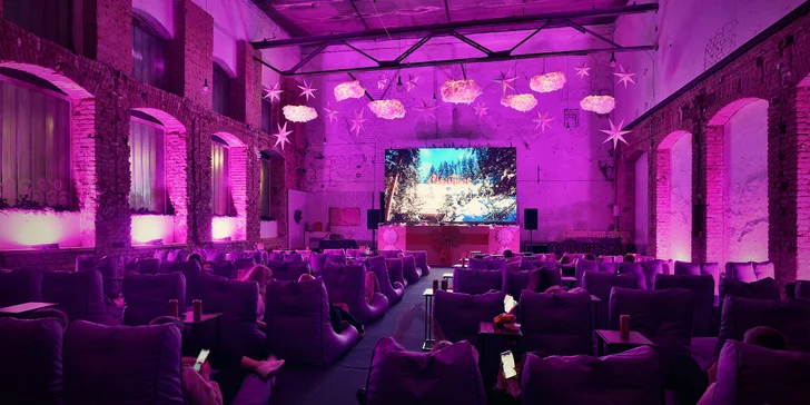 Vstupenky do kina ve Vnitroblocku s popcornem i svařákem nebo lahví prosecca