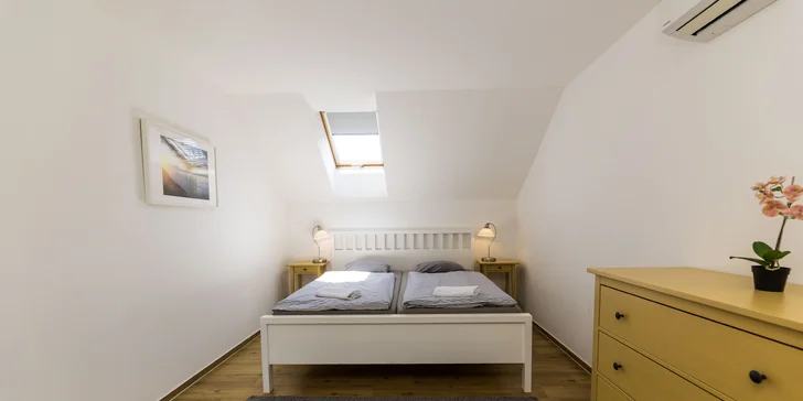 Každý apartmán má vlastní předzahrádku, dvě terasy a parkovací stání.
