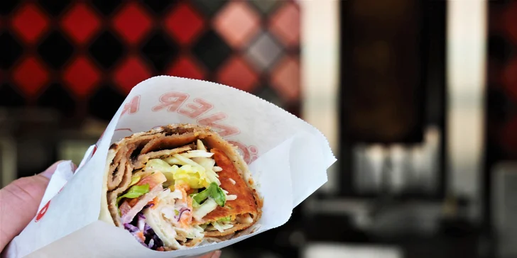 V centru Brna jsou hned 2 pobočky, kde si kebab můžete vyzvednout. 