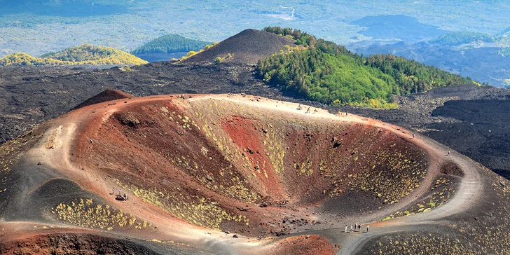 Vydejte se do Sicílie – kromě jiného se podíváte i ke kráteru nejvyšší evropské činné sopky Etna. 