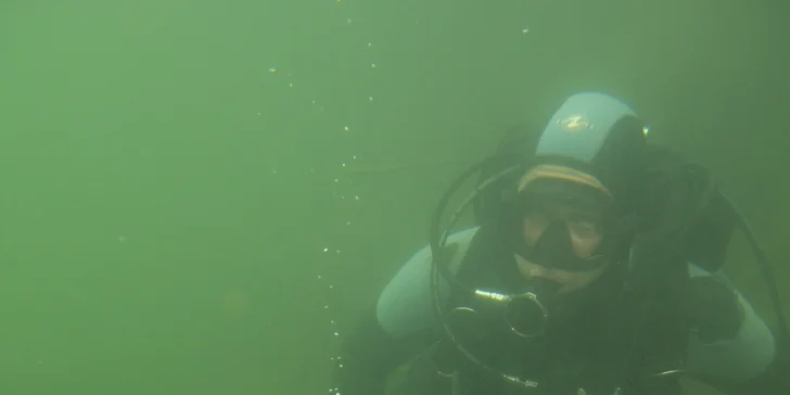  Pak už se v doprovodu potápěčského instruktora ponoříte na cca půl hodinku pod vodu.