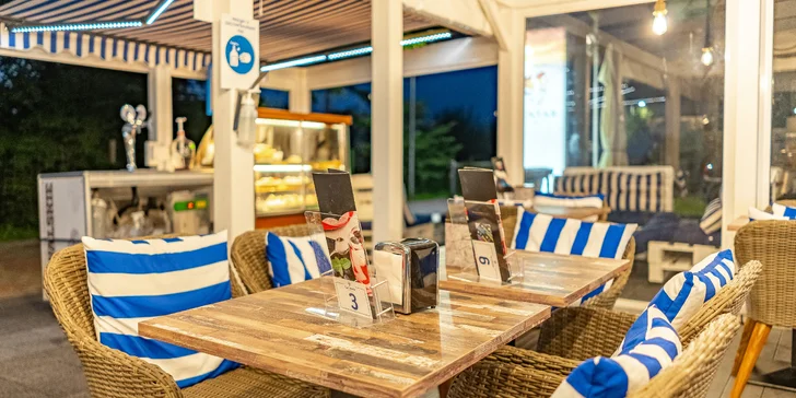 Na něco dobrého můžete skočit i do kavárny La Caloria Sweets & Coffee, ze které je výhled na moře.