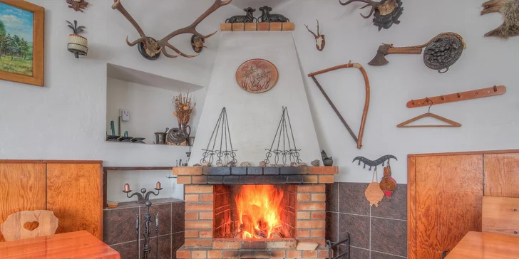V restauraci nechybí kamna a výzdoba z paroží.