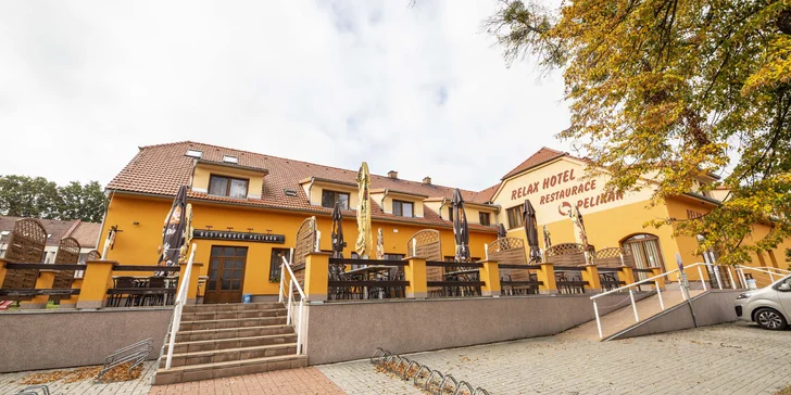 Hotel stojí na břehu přehrady – a u vody je vždycky krásně. 