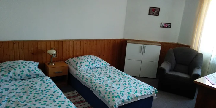 Na pokoji je jen umyvadlo, sociální zařízení a sprchy budete sdílet s dalšími pokoji.