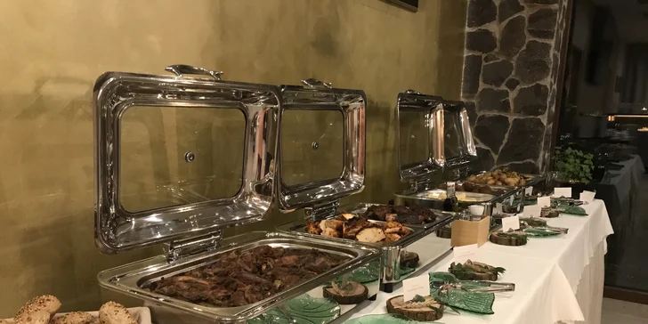 Jídlo se podává formou bufetu, případně je dle obsazenosti servírováno.