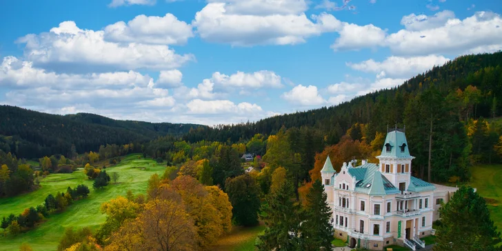  Tento architektonický skvost leží v malebné a klidné lokalitě Karlových Varů.
