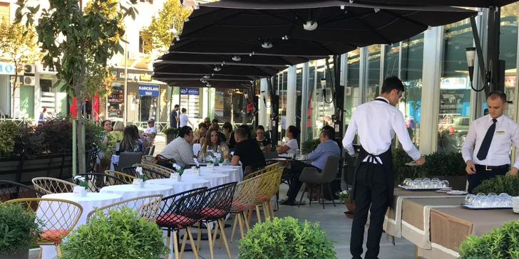 Vznešenú atmosféru hotela dopĺňa štýlový kokteilový a dezertný bar, ktorý je ideálnym miestom na chvíle oddychu počas celého dňa.