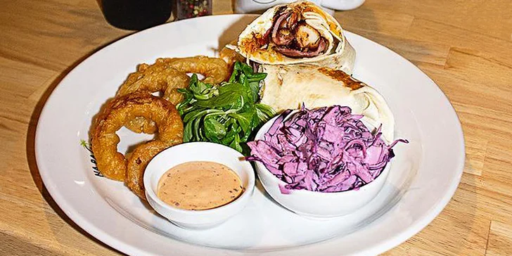 Dáte si tu BBQ kuřecí wrap, ke kterému dostanete i hranolky, cibulové kroužky, dip podle výběru a jablečný coleslaw. 