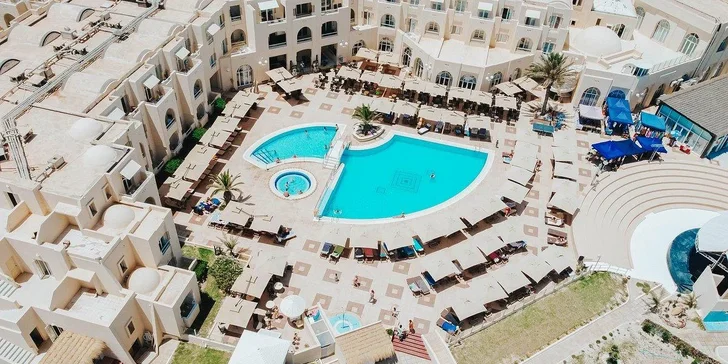 Hotel stojí přímo u písečné pláže.
