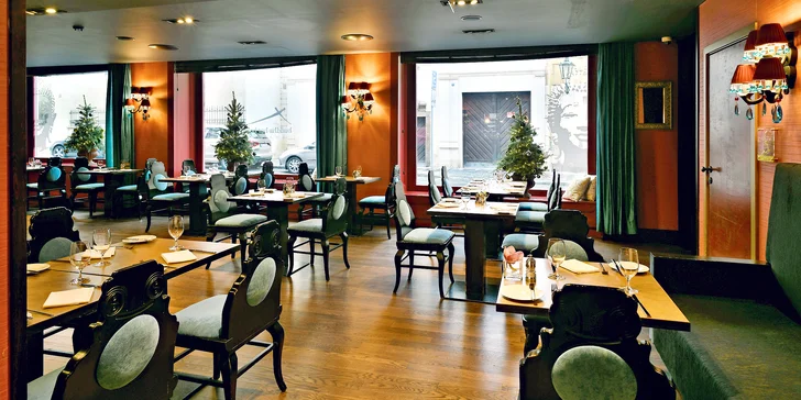Restaurace se nachází v samém srdci Prahy, je součástí luxusního Buddha-Bar Hotelu Prague.