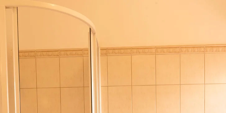 Ke každému pokoji náleží koupelna a většina pokojů má také balkón.