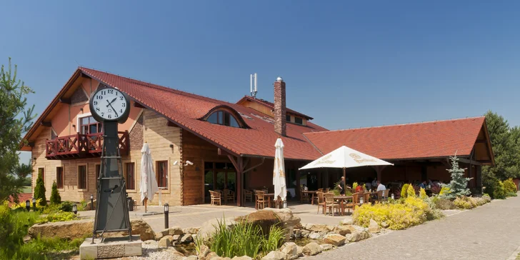 Hotel přímo sousedí s golfovým hřištěm. 