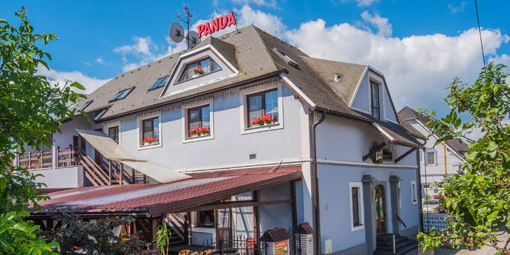 Penzión PANDA s reštau­ráciou je situovaný v malebnom centre horného Turca v Turčianskych Tepliciach. 