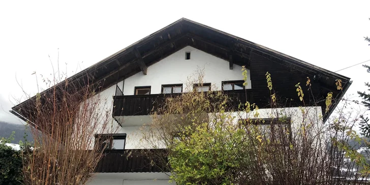 Kapacita ubytování je až 7 osob (4 na manželských postelích, 2 na pohodlné sedačce vybavené matrací a 1 na gauči). Apartmán má vlastní terasu.