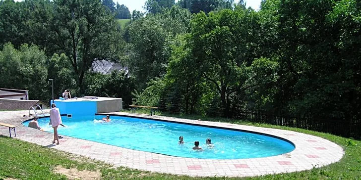 V létě vás potěší možnost neomezeného využití venkovního bazénu.