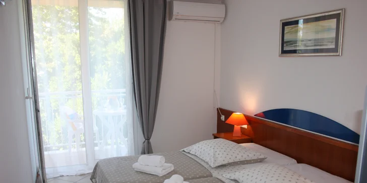 K vybavení patří klimatizace, lednička, TV i telefon. 