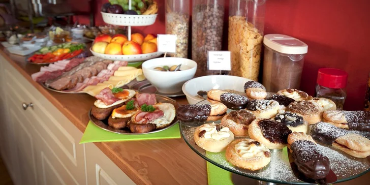 V restauraci si každé ráno dáte snídani formou bufetu, v případě polopenze se těšte i na večeře výběrem z menu.