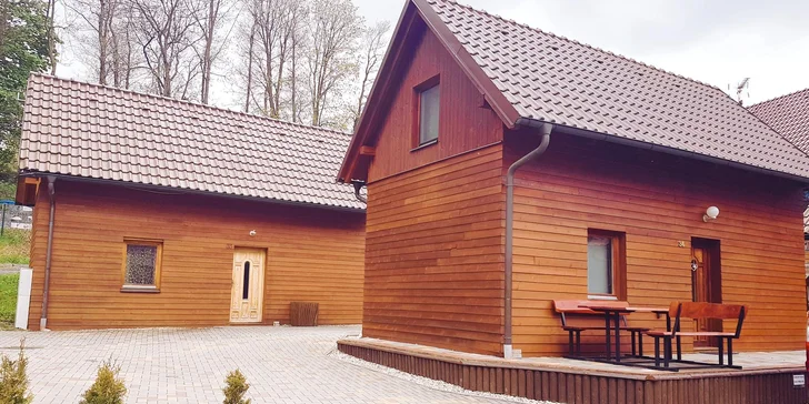 Chaty jsou součástí hotelového areálu, kde najdete wellness, saunu,restauraci, dětský koutek, několik lyžařských areálů  kousek od areálu...