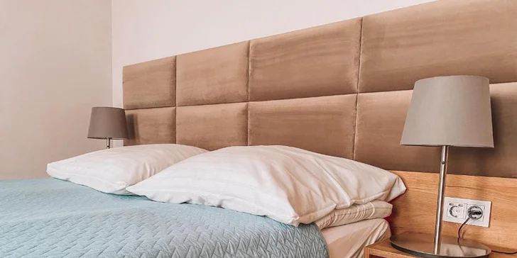 Zahŕňa manželskú posteľ, rozkladaciu pohovku, TV aj bezplatné pripojenie na Wi‑Fi.