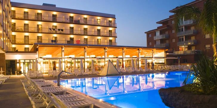 K hotelu patří terasa s bazény. 