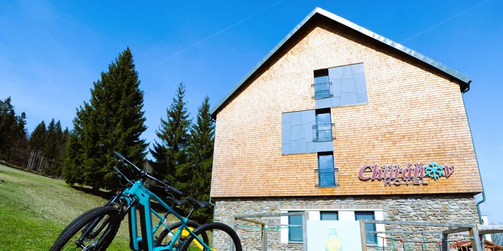 V okolí jsou kilometry značených turistických i cyklistických tras, v hotelu si můžete půjčit elektrokola. 