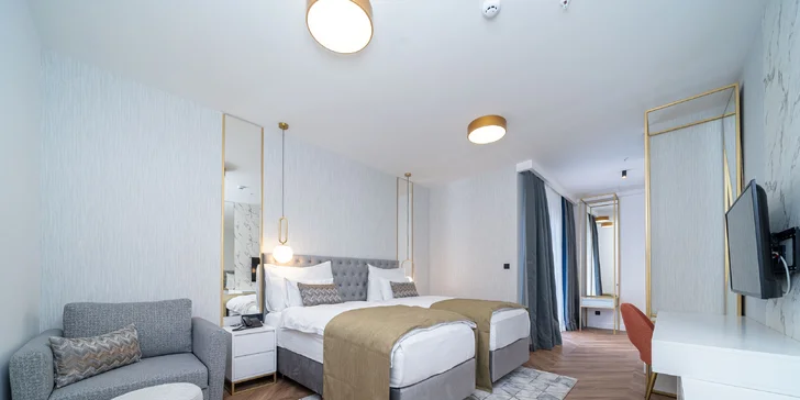 Některé pokoje mají balkon.