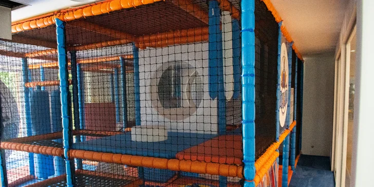 V hoteli sa pravidelne konajú animačné programy s maskotom, pričom vaše ratolesti čaká množstvo zábavných aktivít v novom detskom raji Azúr-Ka-Land, ktorý je v prevádzke len od roku 2020. 