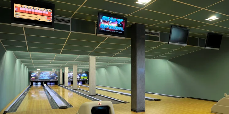 Moderní bowlingové dráhy s automatickými stavěči i svíticím glow efektem nadchnou zkušené hráče i úplné začátečníky.