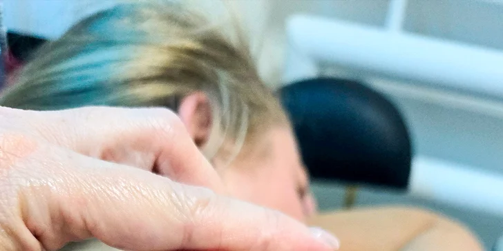 Svetlo sviečok, jemná hudba, hrejivá energia a dotyk, ktorý hovorí viac než slová