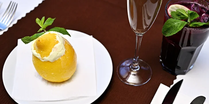 Jako sladká tečka se představí sorbet servírovaný v citronu nebo kokosu.
