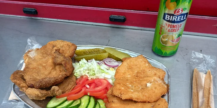 K řízkovým talířům dostanete zeleninovou oblohu, případně si můžete přiobjednat další přílohy. 