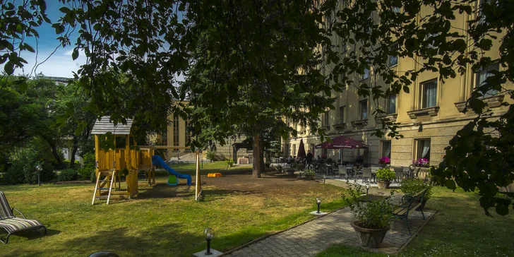 Restaurace má také venkovní část s hřištěm pro děti.