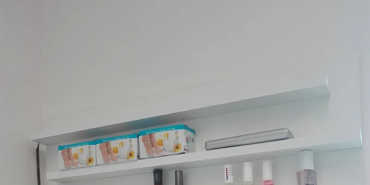 Kompletní mokrá pedikúra s lakováním pro krásné a zdravé nohy