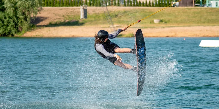 Stačí si pořídit voucher na wakeboard jízdné na dvousloupý vlek pro 2–4 osoby a užívat si budete celou hodinu.