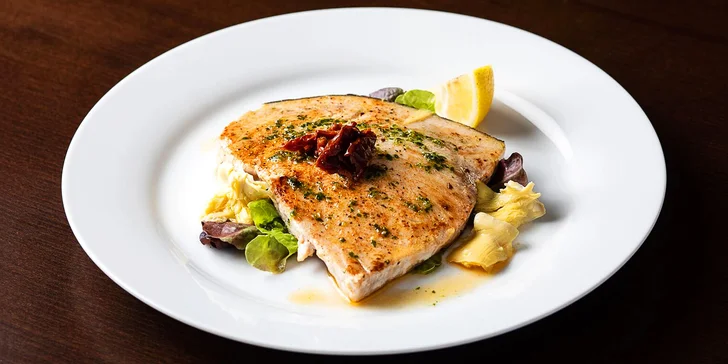 Tříchodové degustační letní menu pro dvě osoby: tuňák i grilovaný mečoun