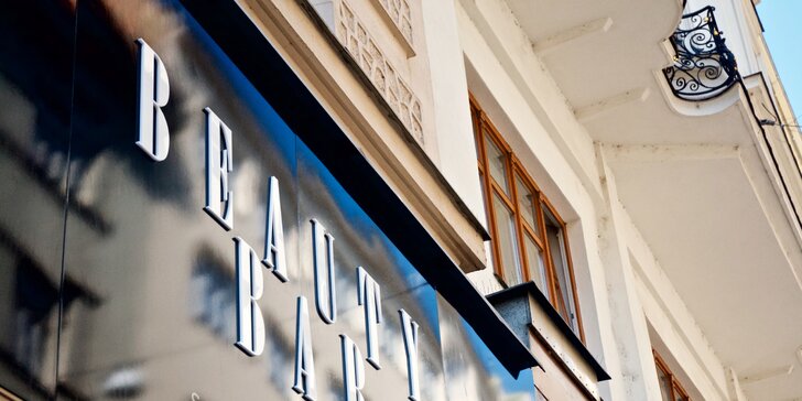 Dopřejte vlasům patřičnou péči: střih i regenerační maska v salónu Beauty Bar
