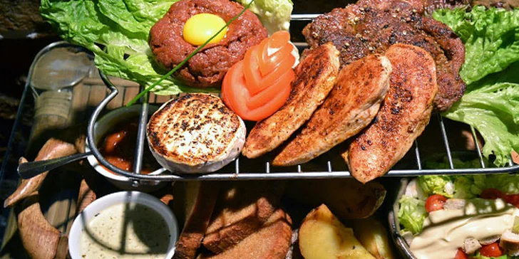 Hostina až pro 4 jedlíky v restauraci Pravěk
