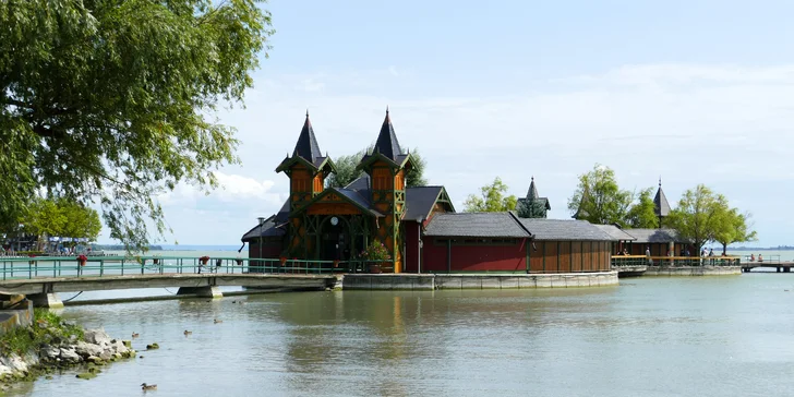 Ostrovné kúpele (Szigetfürdő) - Keszthely sú vzdialené len 6 km.