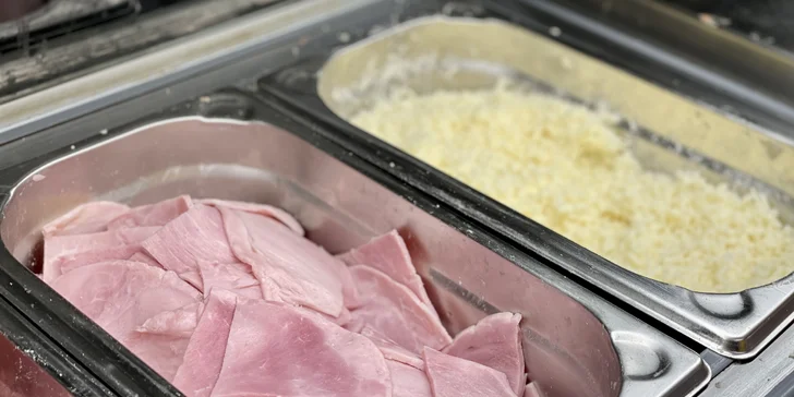 Pizza je určená na odnos s sebou. Krabice jsou v ceně voucheru. Využít můžete také rozvoz, který je zdarma (max. do 3 km od bistra). 
